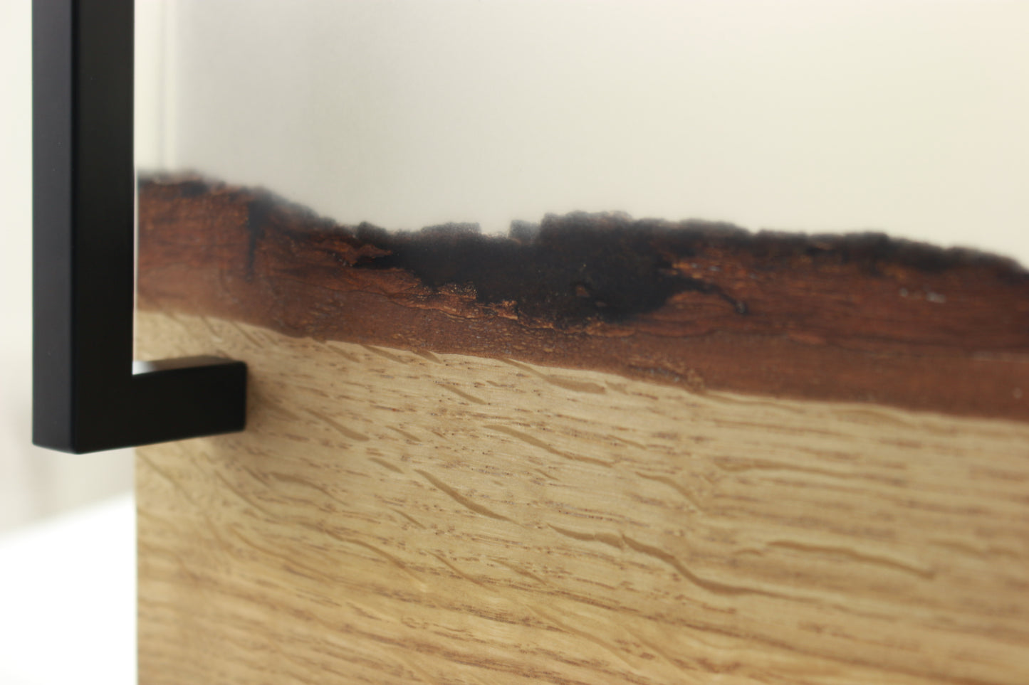 Serviertablett aus Eiche mit Epoxidharz