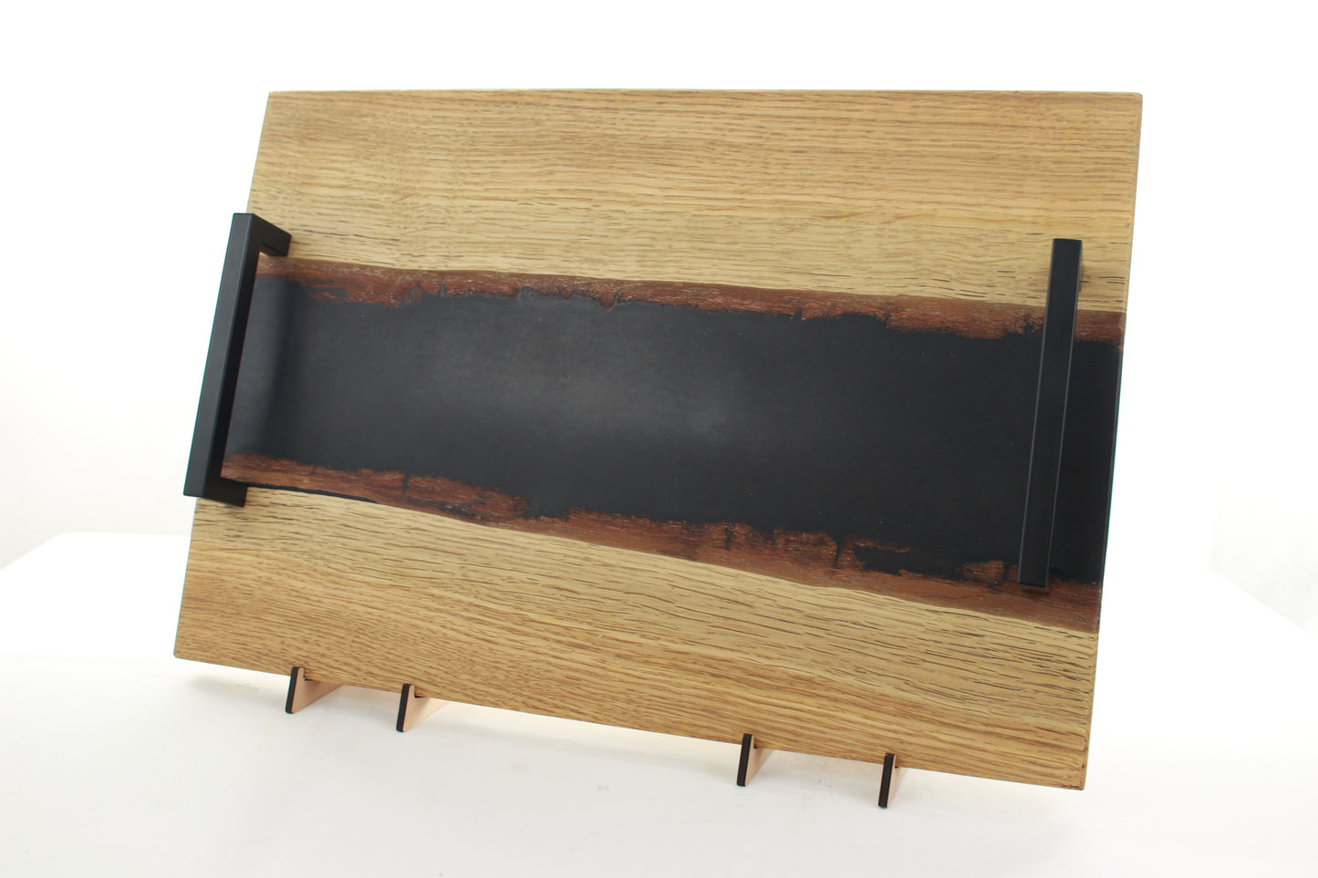 Serviertablett aus Eiche mit Epoxidharz