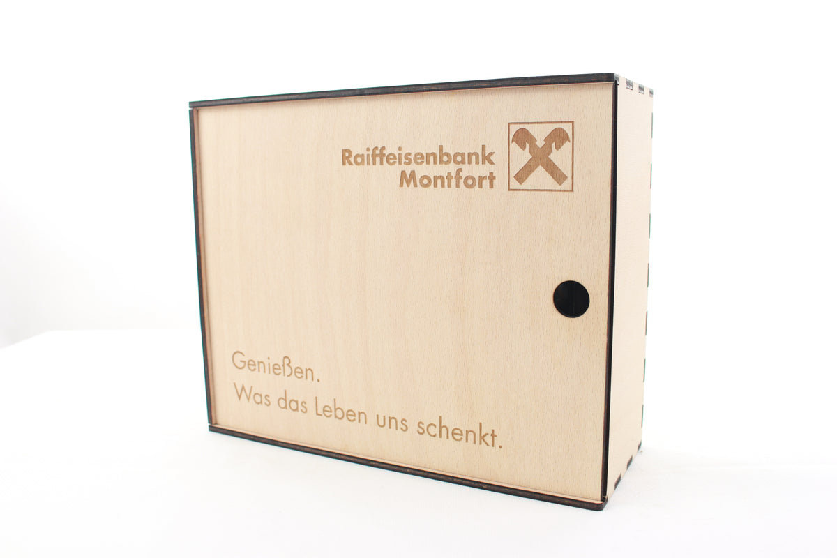 Personalisierte Geschenkbox für die Raiffeisenbank Montfort mit Logogravur