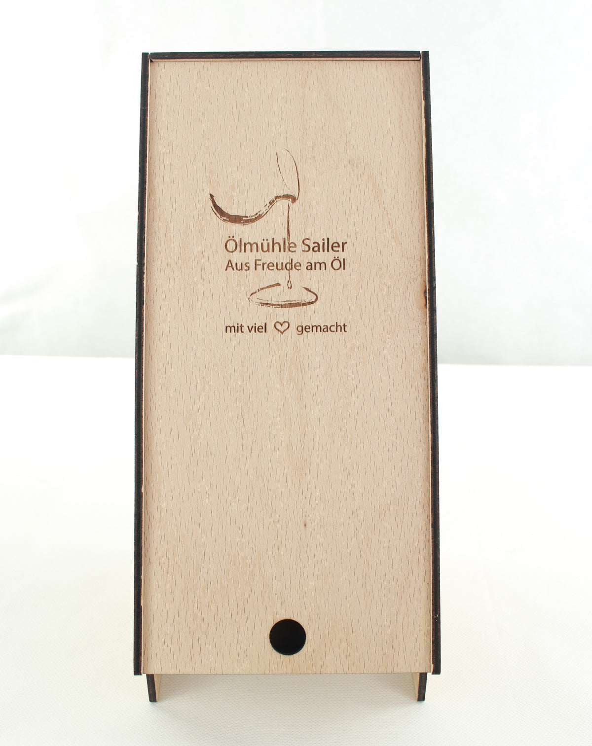 Geschenkbox aus Holz mit graviertem Firmenlogo der Ölmühle Sailer