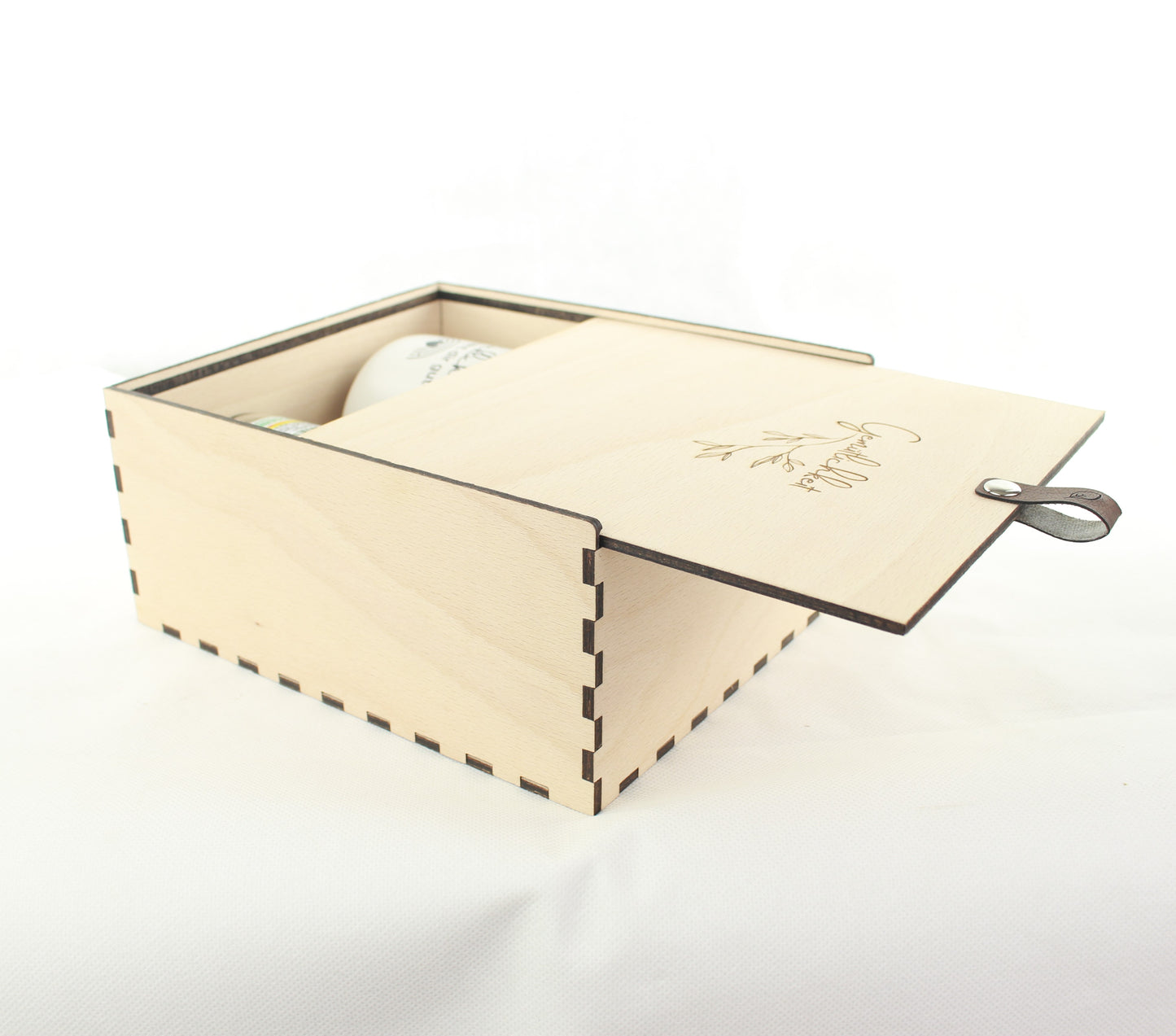 Gesundheitsbox mit Tee, Honig und Tasse aus Vorarlberg