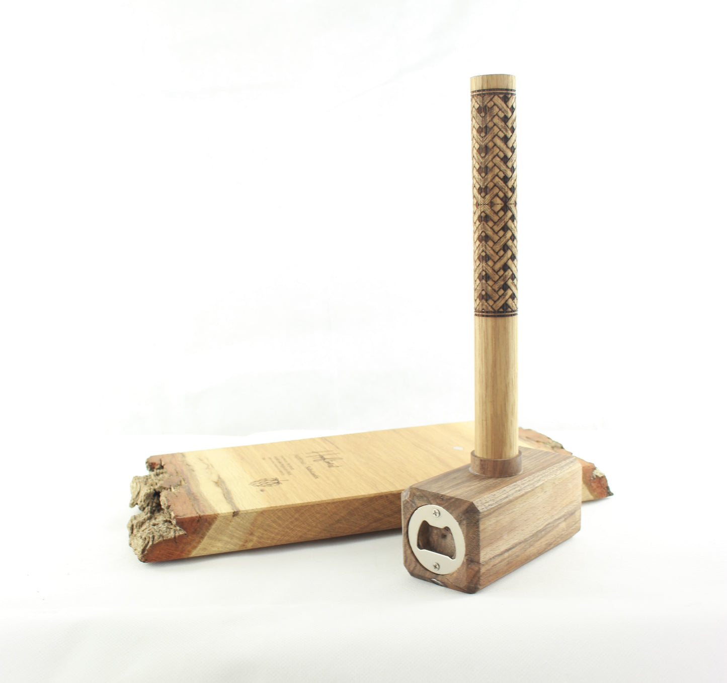 Hammer Flaschenöffner Set aus Nussholz und Eiche, handgefertigt in Vorarlberg