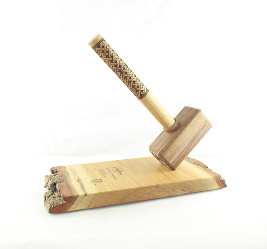Hammer Flaschenöffner Set aus Nussholz und Eiche, handgefertigt in Vorarlberg