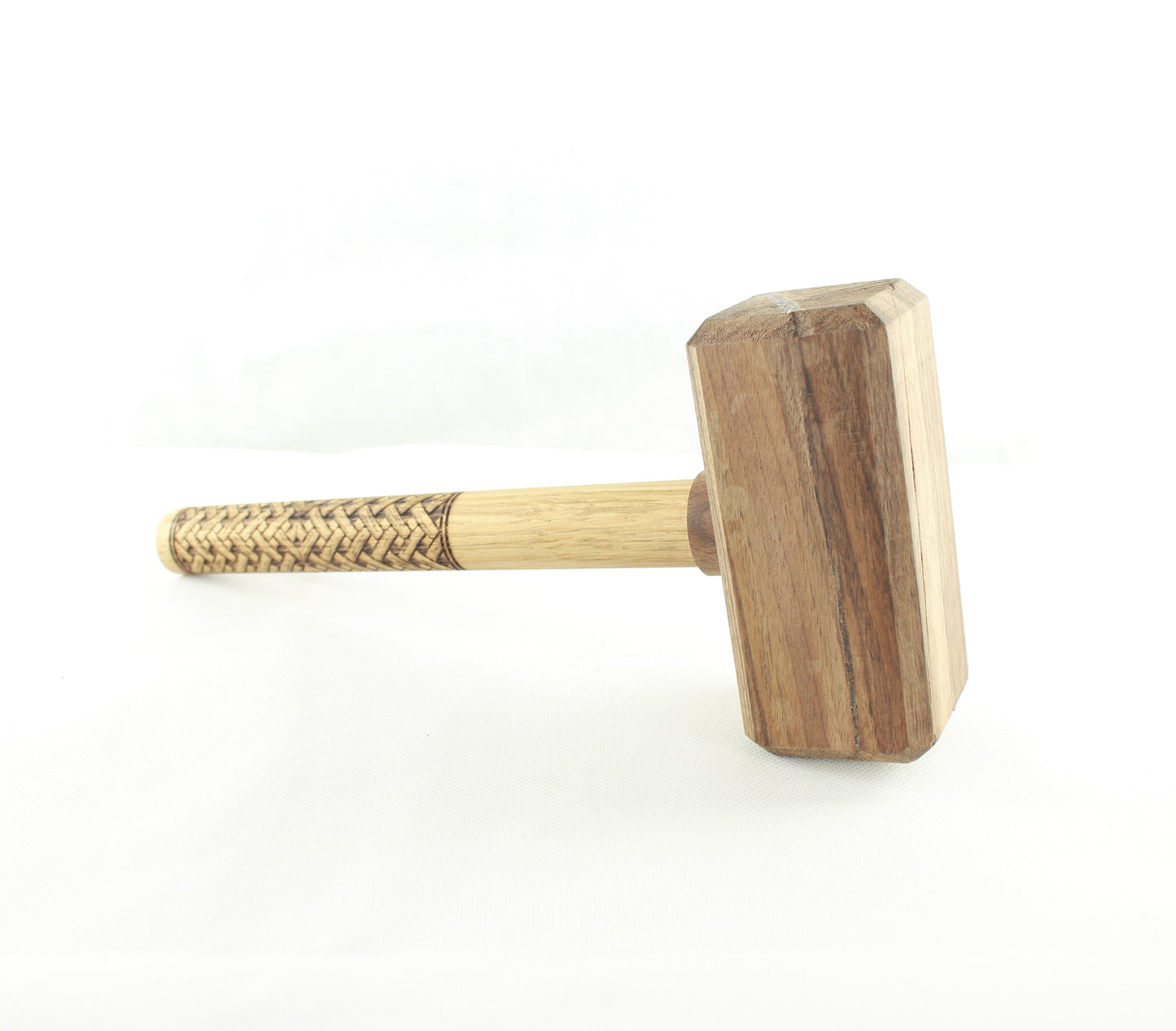 Hammer Flaschenöffner mit Wandhalterung, handgefertigt in Vorarlberg