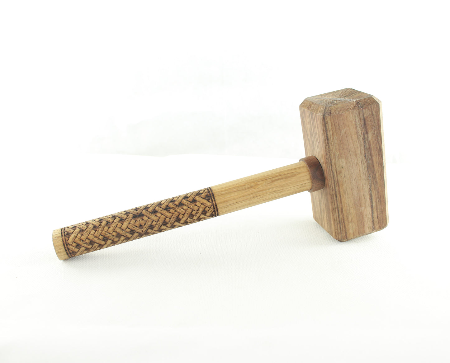 Hammer Flaschenöffner Set aus Nussholz und Eiche, handgefertigt in Vorarlberg