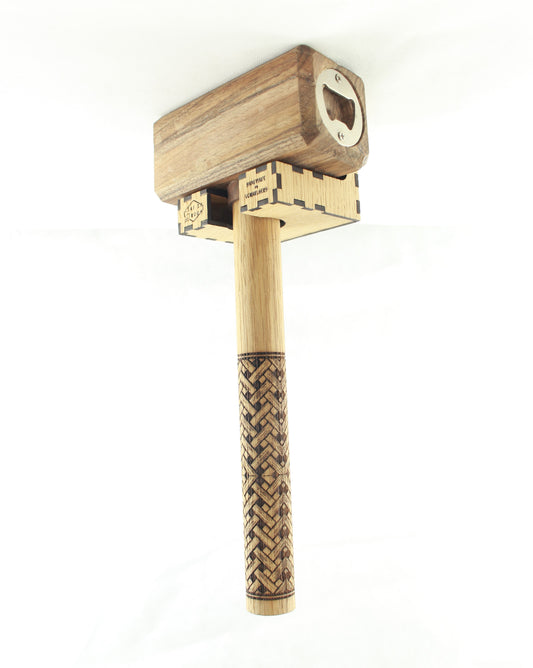 Hammer Flaschenöffner mit Wandhalterung, handgefertigt in Vorarlberg