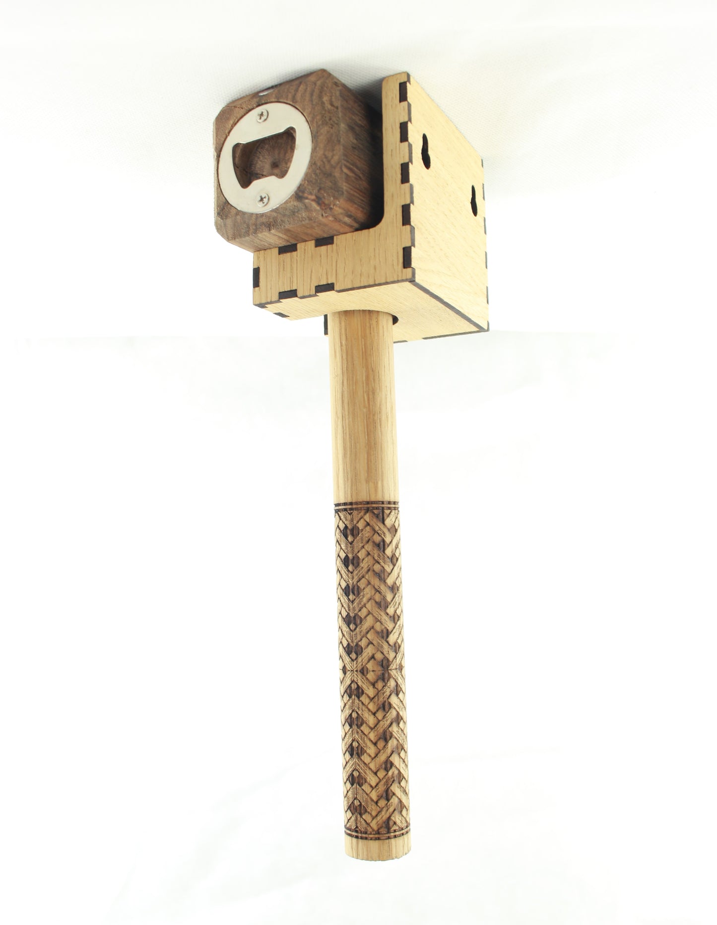 Hammer Flaschenöffner mit Wandhalterung, handgefertigt in Vorarlberg
