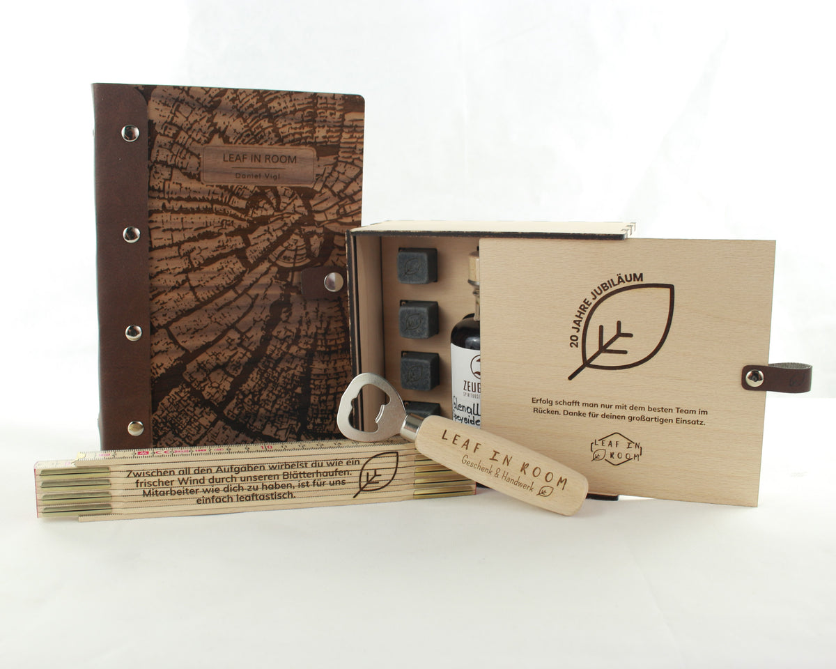 Personalisierte Firmengeschenke aus Holz mit Firmenlogo – Geschenkbox, Notizbuch, Meterstab und Flaschenöffner