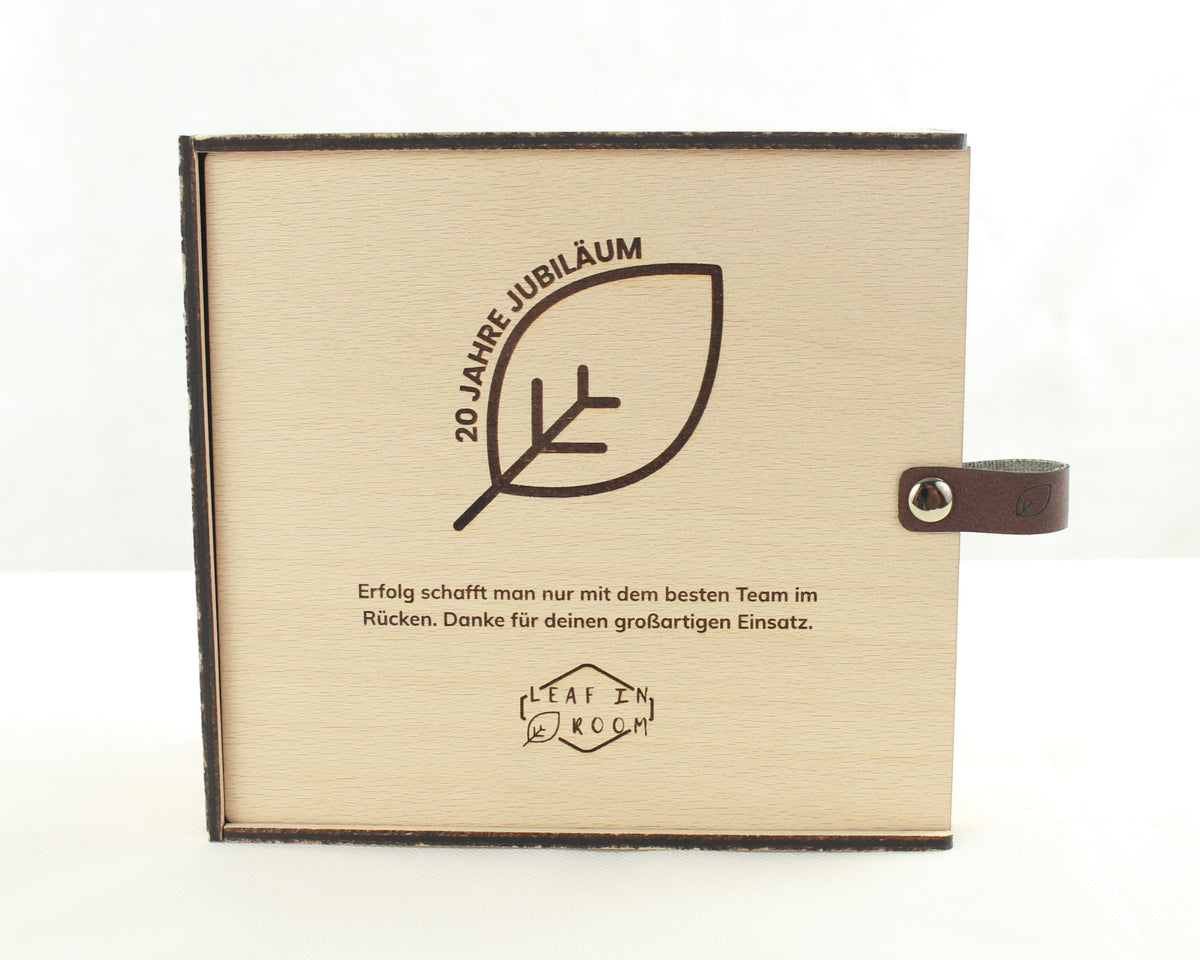 Personalisierte Geschenkbox aus Holz mit Firmenlogo und individueller Botschaft