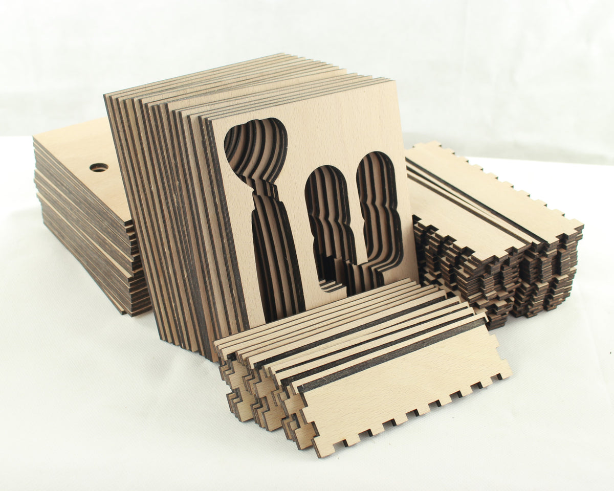 Vorbereitete Holzteile für die Fertigung mehrerer personalisierter Geschenkboxen