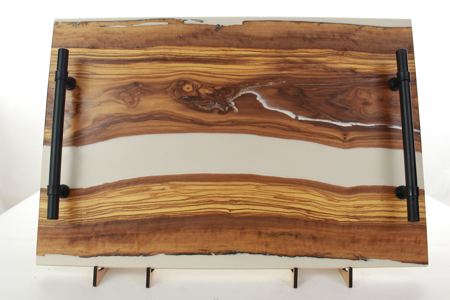 Serviertablett aus Olivenholz mit Epoxidharz