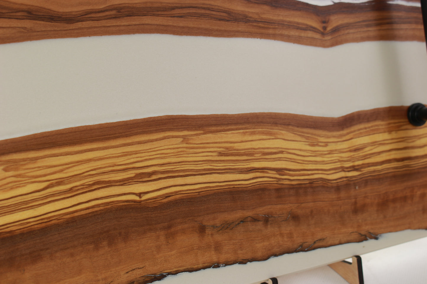 Serviertablett aus Olivenholz mit Epoxidharz