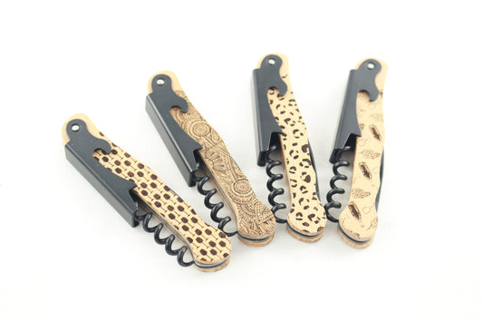 Weinöffner aus Buche mit Gravur – Korkenzieher und Kellnermesser personalisiert